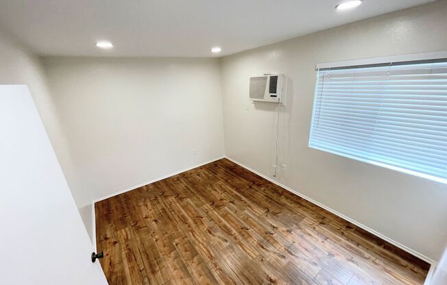 Nicely updated 1 bedroom with walk-in closet, laminate floors, and parking. Move-In Ready!