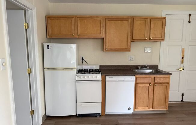 1 bed, 1 bath, 572 sqft, $1,350, Unit Old King Edward 1