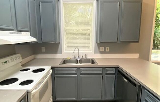 Downtown Cornelius! Minutes from Lake Norman! 2 Bedroom, DUPLEX!