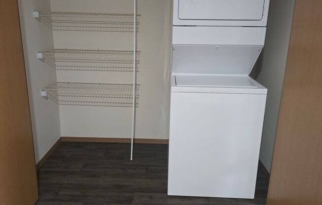 2 beds, 1 bath, 954 sqft, $1,750, Unit 7