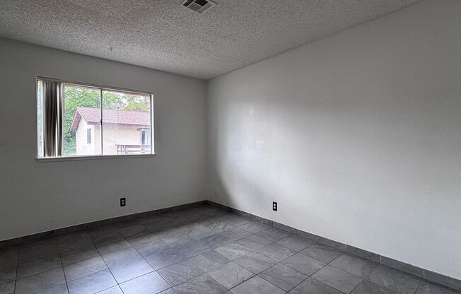 Great 2 bedroom 1 bath condo with a Covered Parking outdoor patio and in great Condition!