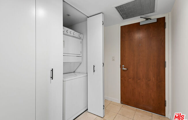 1 bed, 1 bath, 992 sqft, $4,250, Unit 517
