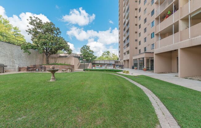 2 beds, 2 baths, $2,100, Unit 17E