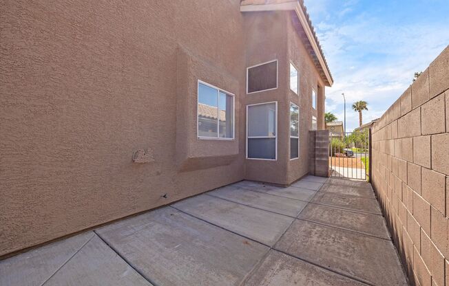 SE!! Windmill and 215!! Newly remodeled!! All Tile Floors down stairs!! Low Maintenance Desert Landscape Front & Back!!