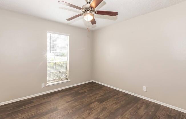 2 beds, 2 baths, 978 sqft, $1,049