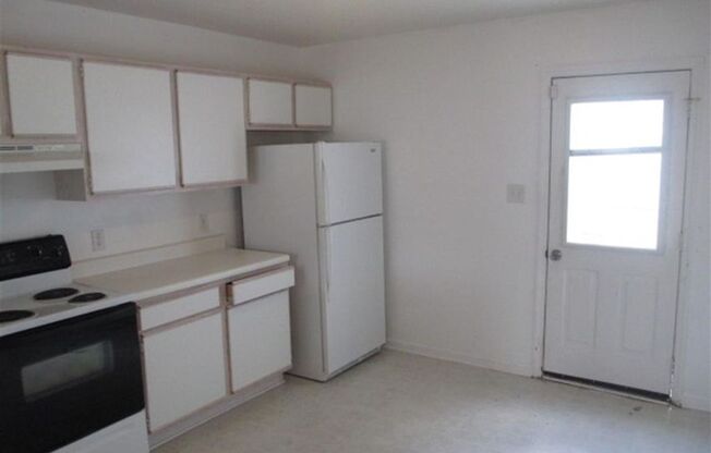 This cute home is an end unit providing more yard space than most other units, and it's fenced