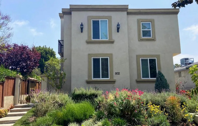 802 MAGNOLIA AVE