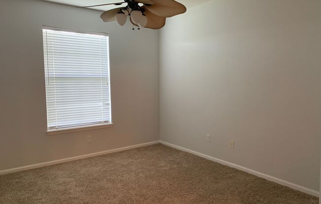 3 beds, 2 baths, $1,550, Unit #8209