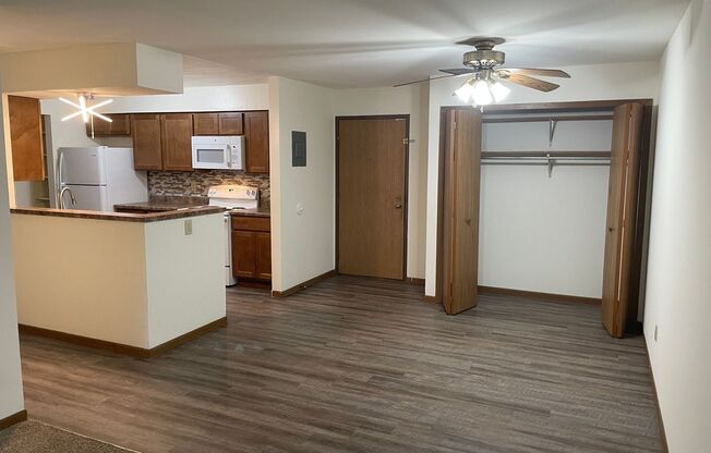3 beds, 1 bath, 1,040 sqft, $1,695, Unit 3172-204