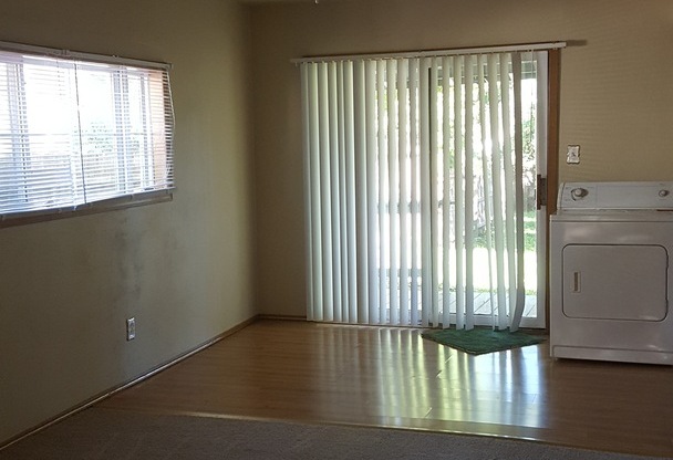 COZY & QUAINT 2 BD, 1 BA HOUSE WITH WALK OUT DECK