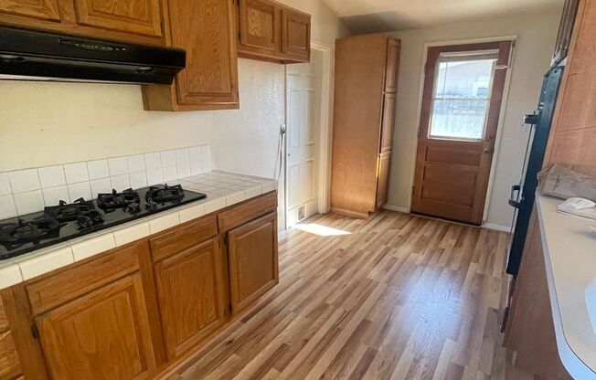 Move in ready* Tustin Home 3bed/2bath wonderful front & backyard! Cul-de-Sac beautiful neighborhood! MUST SEE