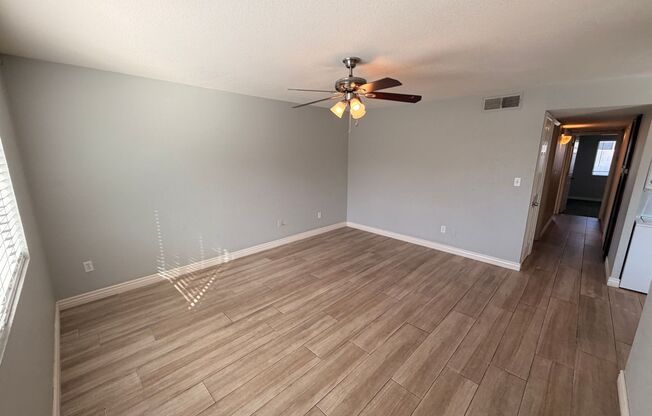 Charming 2 Bedroom, 2 Bathroom Single-Level Apartment in Cozy Phoenix Community