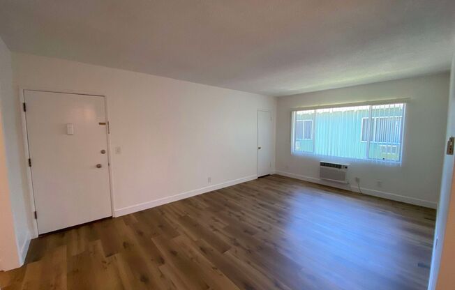 233 N. Hollywood Way