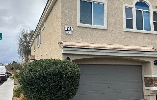 Beautiful 3BR/2.5BA Townhome with 2-Car Garage Near St. Rose