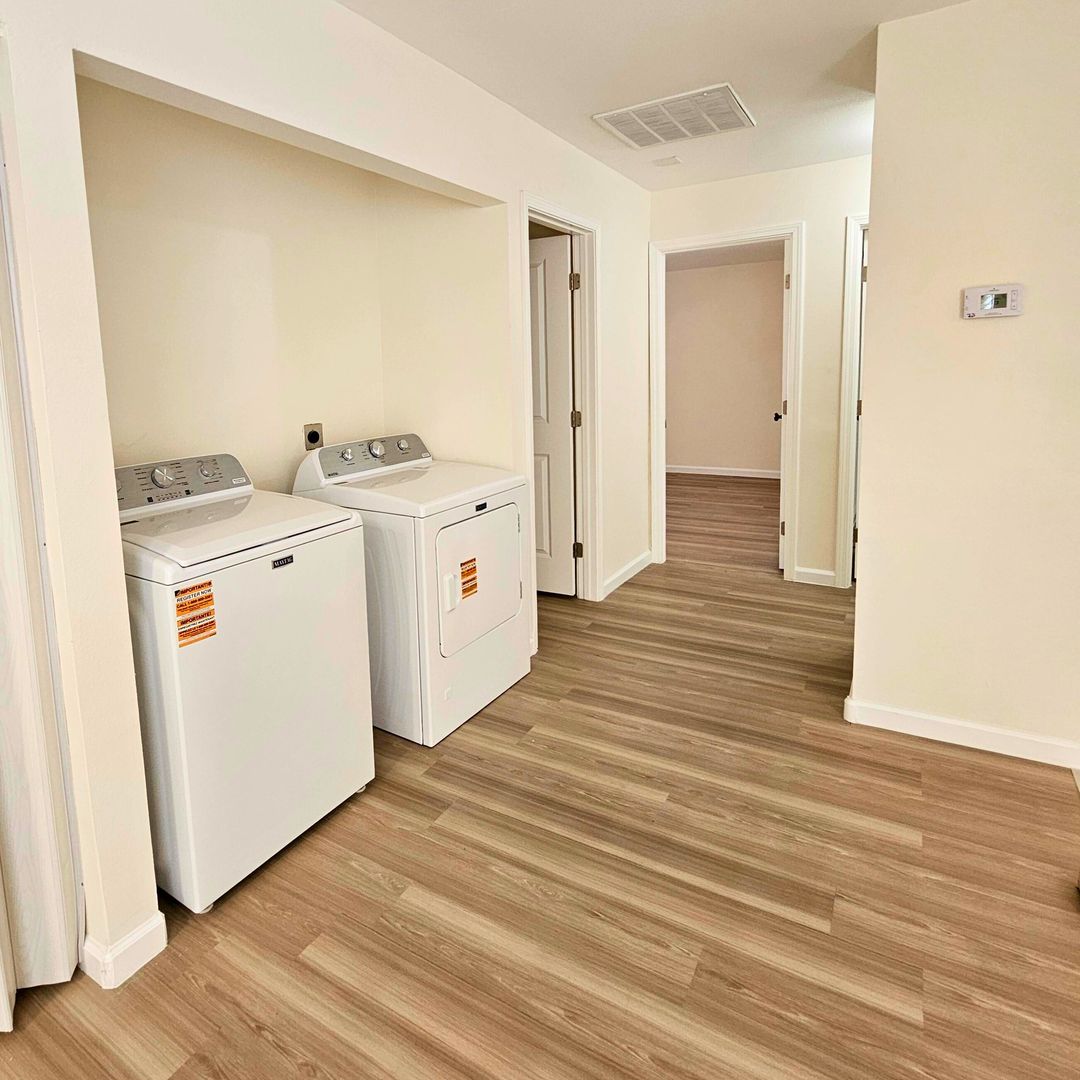 Dedicated to ACTIVE MILITARY OR VETERAN FAMILIES - 3BR/2BA Townhome in NLV!