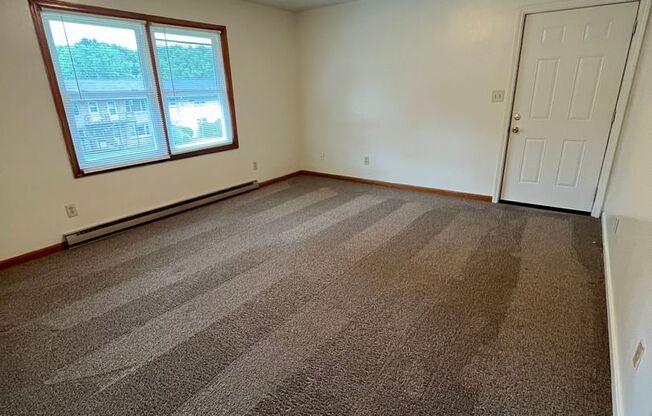 2 beds, 1 bath, 903 sqft, $1,140, Unit H-2