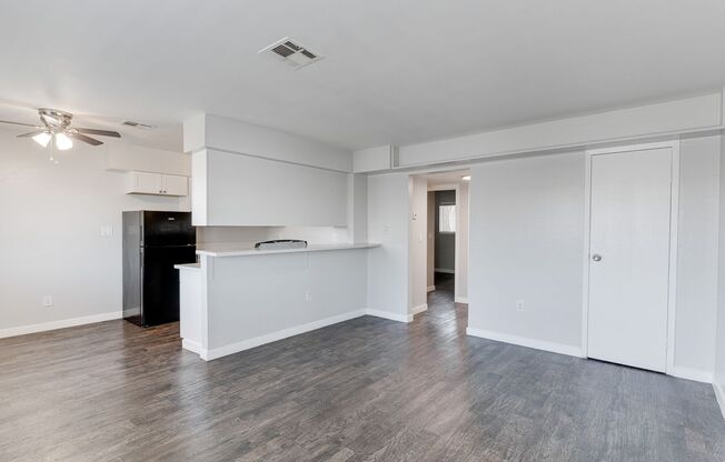 2 beds, 1 bath, 720 sqft, $1,250, Unit B-19