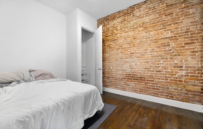 431 W 22 ST