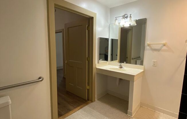 1 bed, 1 bath, 648 sqft, $1,095, Unit 1517 S. Theresa Ave. #101