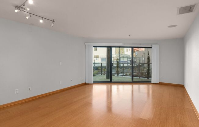 McCormick Pier - 1 bed/1 bath w/new paint/balcony/parking/pool/hot tub/bbq pit