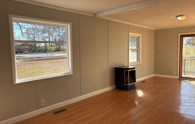 Charming 1 bed, bonus room, 1 bath - recently renovated off Mack Smith Rd.