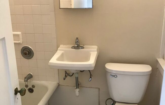 Studio, 1 bath, $820, Unit 402