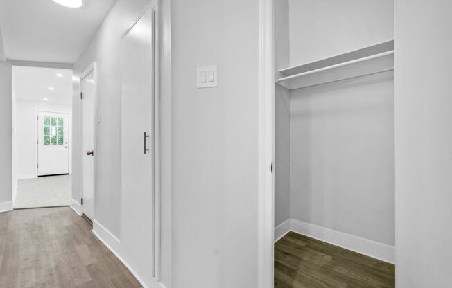 Spacious and Bright Renovated Parlour 2 BR/1BA with  Exclusive Backyard Access