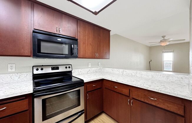 Beautiful 2B 3BA Townhome w/ W/D and 2 Car Garage!
