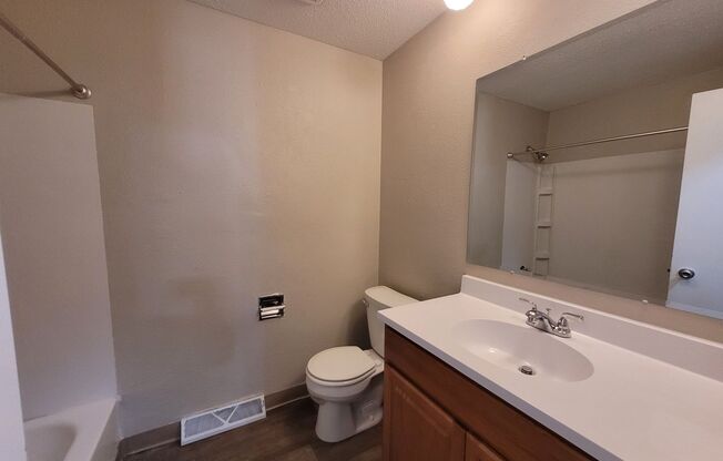 2 beds, 1 bath, 800 sqft, $1,195, Unit 4615 Southeast 3rd Court