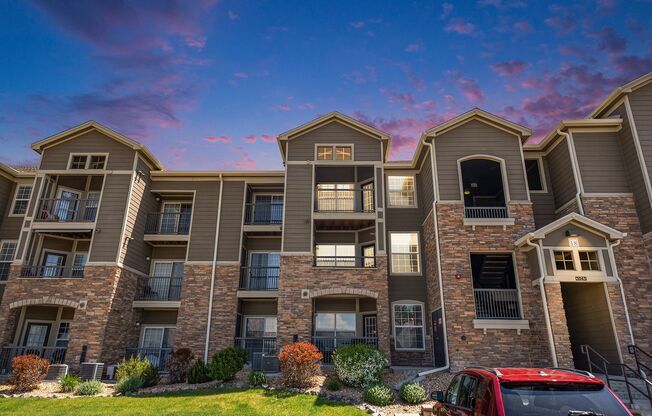 Top Floor Condo, Panoramic Mountain Views!