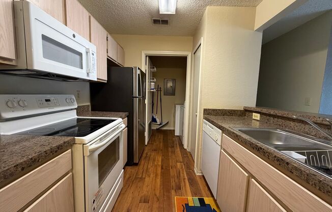 2 beds, 2 baths, $1,400, Unit Apt 713