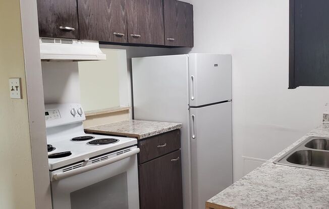 2 beds, 1 bath, 740 sqft, $985, Unit 31