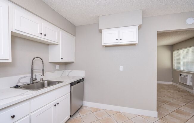 2 beds, 1 bath, 850 sqft, $1,585, Unit 15