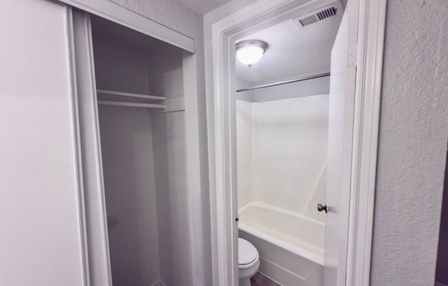 Studio, 1 bath, 450 sqft, $925, Unit 102