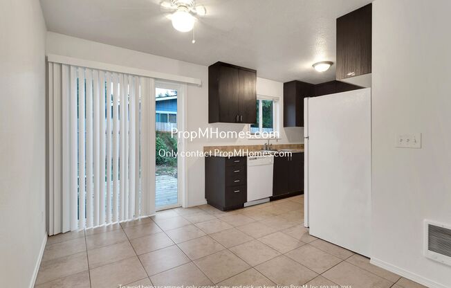 Spacious Three Bedroom Duplex in NE! Fenced Yard!