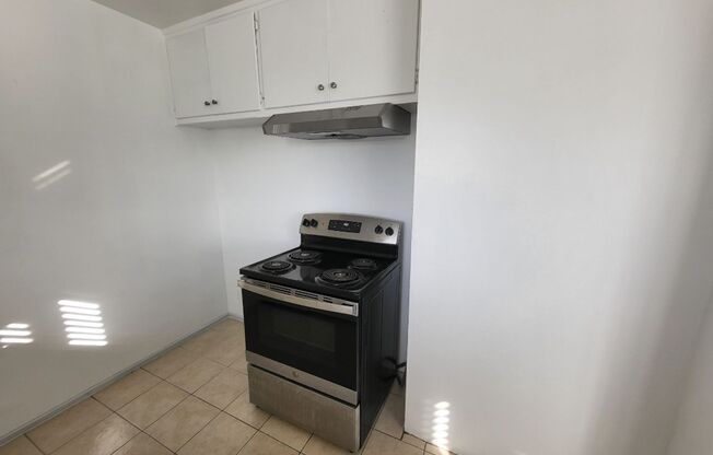 2 beds, 1 bath, $2,195, Unit 05