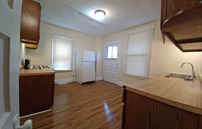 3 beds, 1 bath, 1,200 sqft, $840