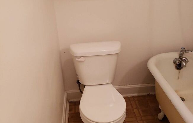 1 bed, 1 bath, $580, Unit Q-1