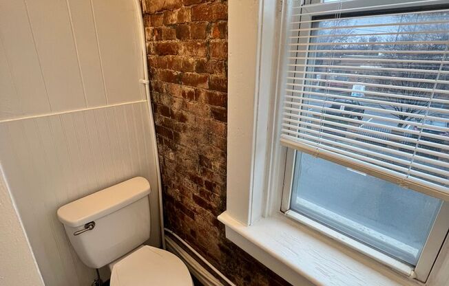 Studio, 1 bath, $900, Unit APT4 R