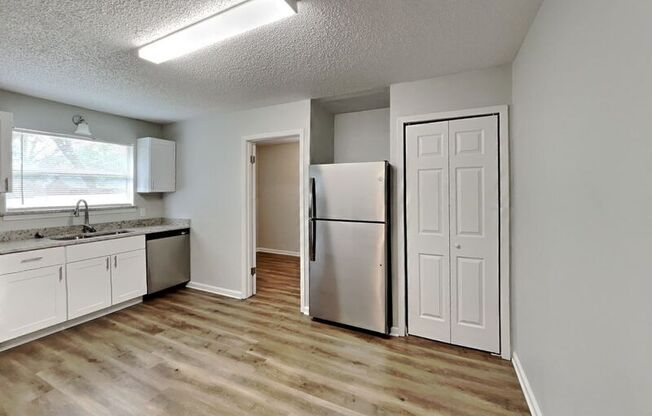 825 LIVINGSTON DR