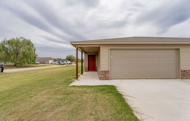3-bedroom 2 bath Duplex in Lincoln!! Newly Fenced Yard!