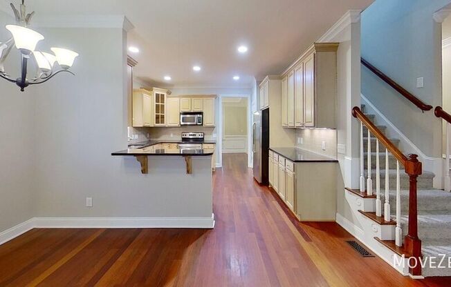 2210 KIRA LN