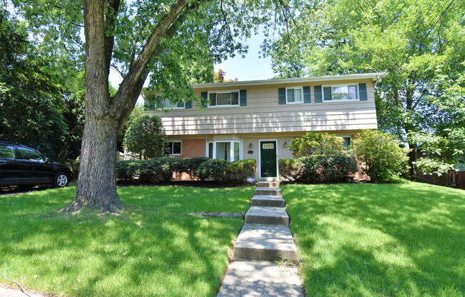 Fantastic 4 bedroom, 2 full bath, 2 half bath home in Close in Silver Spring!