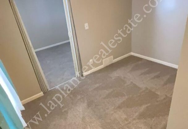 3 beds, 1 bath, 1,124 sqft, $850, Unit Upper