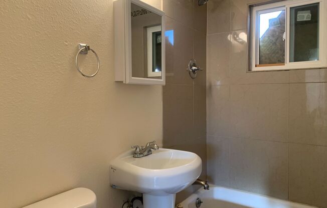 2 beds, 1 bath, 750 sqft, $925, Unit 2