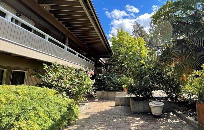 Ideally Located 2 Bed 1 Bath Bellevue Condo!