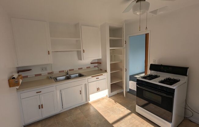 2 beds, 1 bath, $2,695