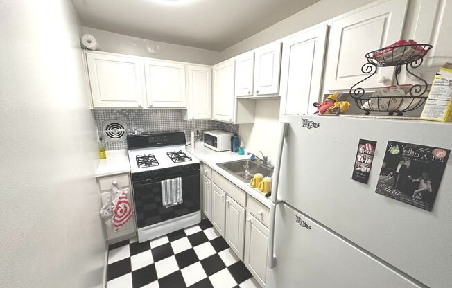 2 beds, 1 bath, $1,400, Unit 112