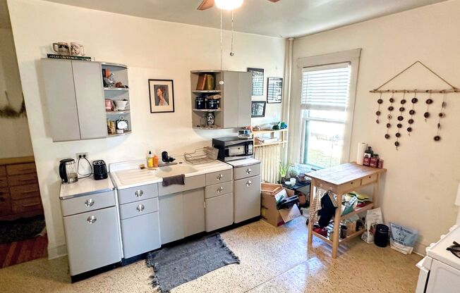 Studio, 1 bath, $975, Unit 2A