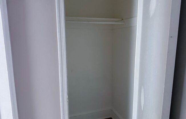 2 beds, 1 bath, 736 sqft, $1,350, Unit 6